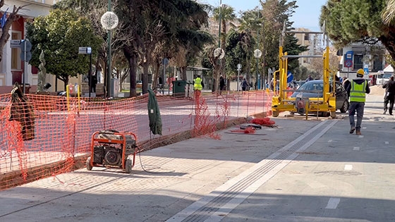 Στιγμιότυπο από τις εργασίες της ΔΕΔΑ σε κεντρικό δρόμο της πόλης.